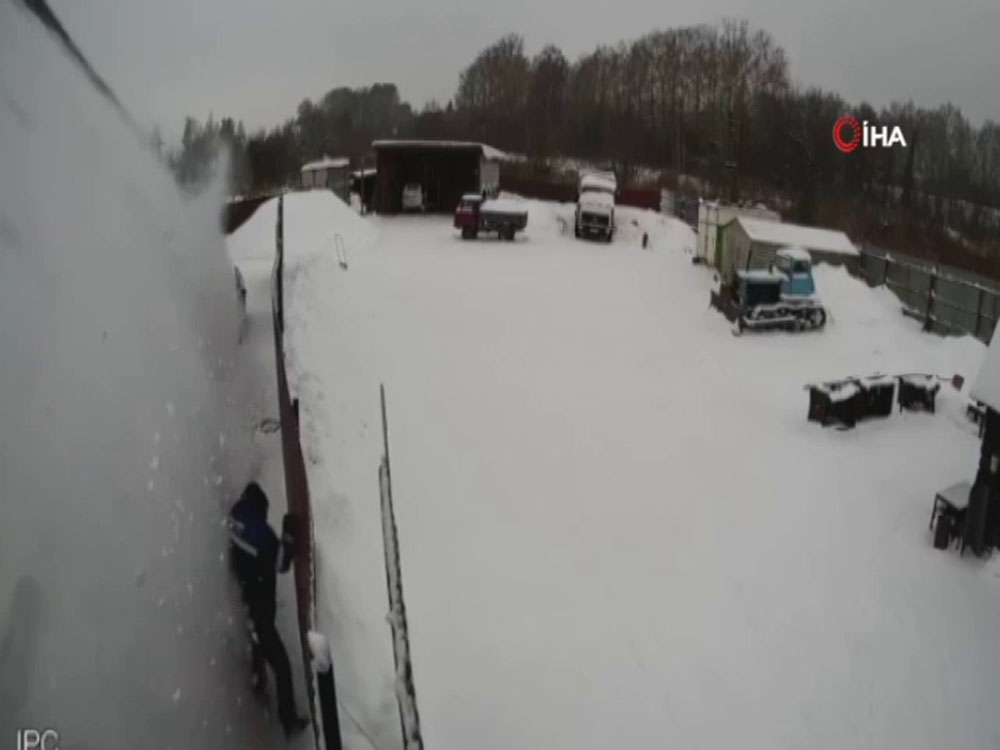 Rusya’da bir kişi çatıda biriken karın altında kaldı