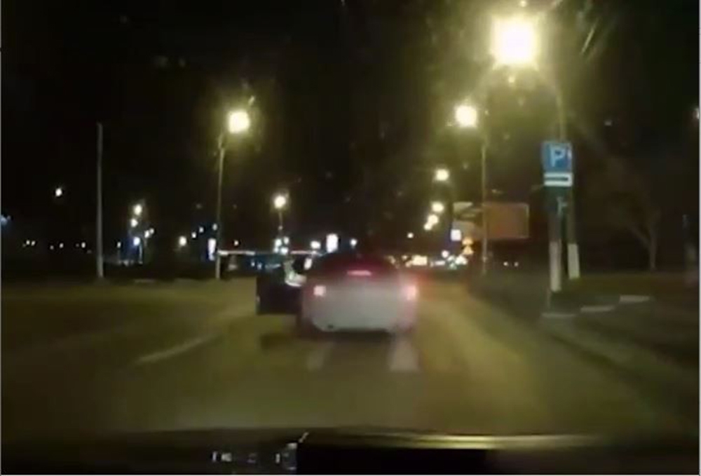 Rusya’da bir trafik polisi, hareket halindeki aracın içine atladı