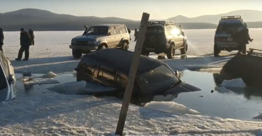 Rusya’da buz tabakası kırıldı, 45 araç suya battı