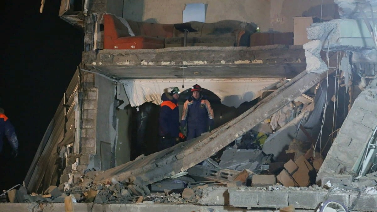 Rusya’da doğal gaz patlaması: 4 dairenin duvarları yıkıldı