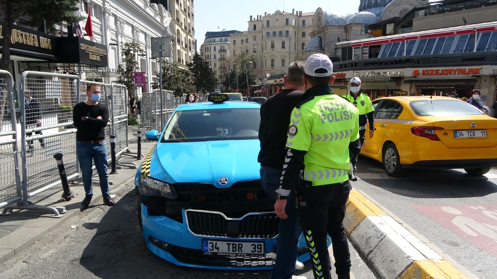 Taksim’de taksi çekiciden düştü, sürücü çılgına döndü