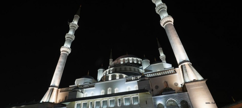90 bin camide 15 Temmuz şehitleri için sela okundu