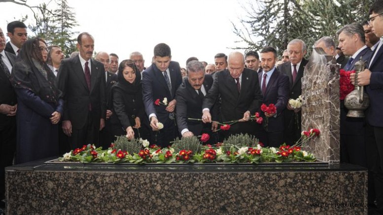 Devlet Bahçeli, Alparslan Türkeş'in kabrini ziyaret etti