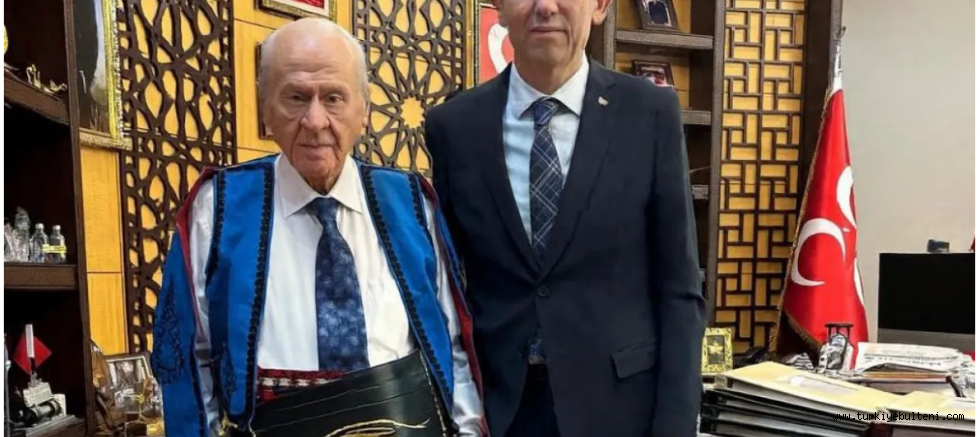 Devlet Bahçeli, Karaşar Türkmen Alevilerinin mahalli kıyafetleriyle