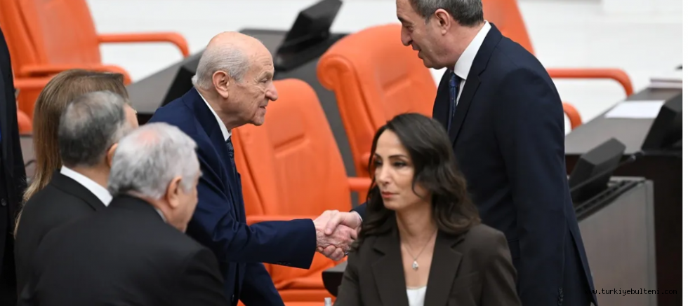 Devlet Bahçeli, Tülay Hatimoğulları ve Tuncer Bakırhan ile tokalaştı