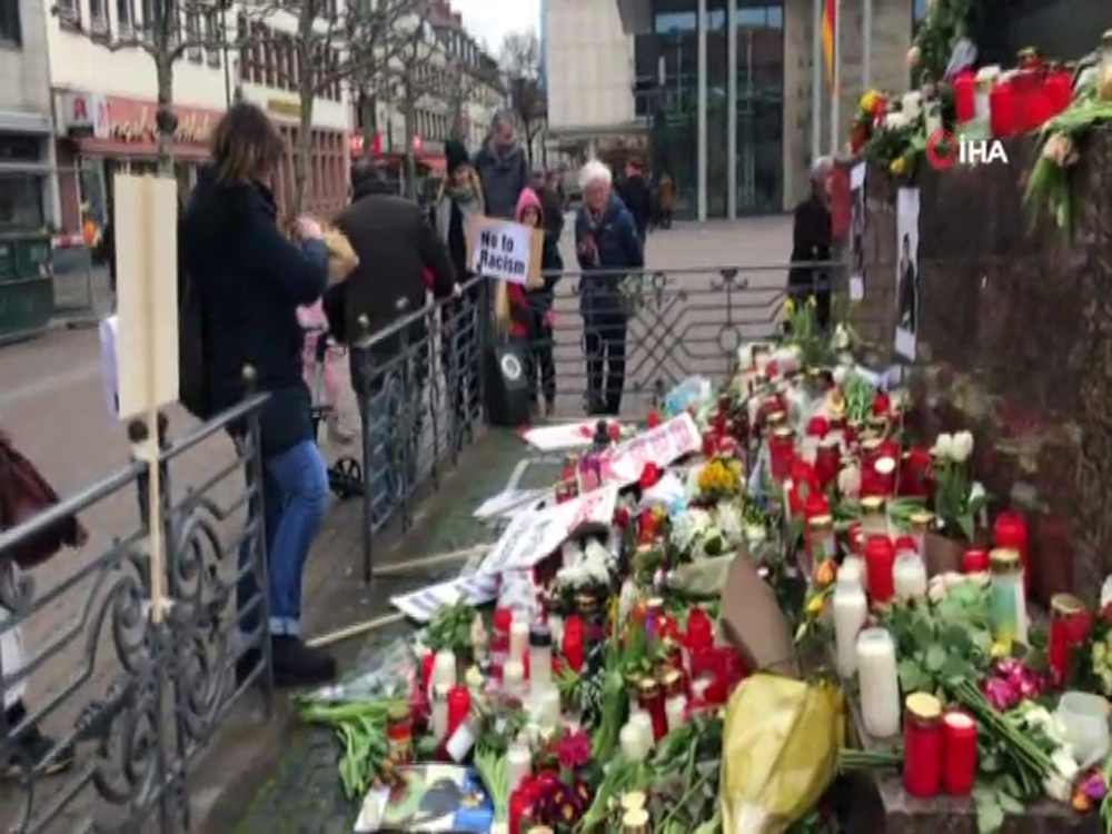 Hanau halkı Alman ırkçının öldürdüğü 9 kişiyi çiçeklerle andı