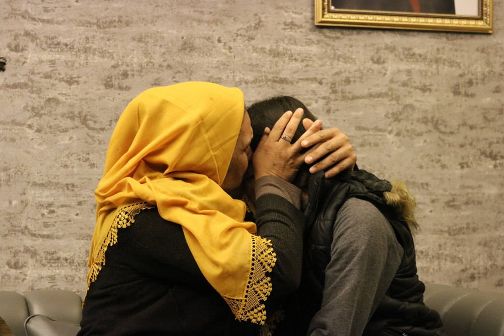 HDP önünde eylem başlattı, 5 yıl sonra kızını kucakladı