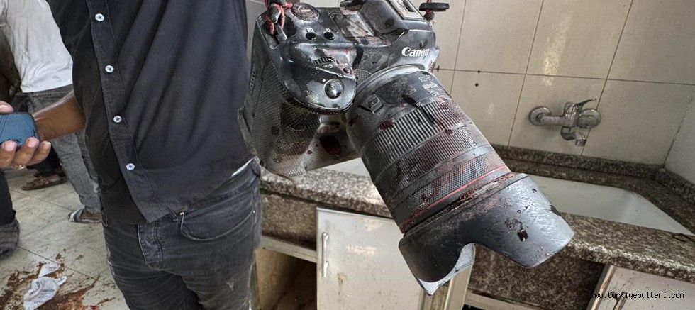 Soykırımcı İsrail hastaneye saldırdı: 5'i gazeteci en az 15 kişi öldü