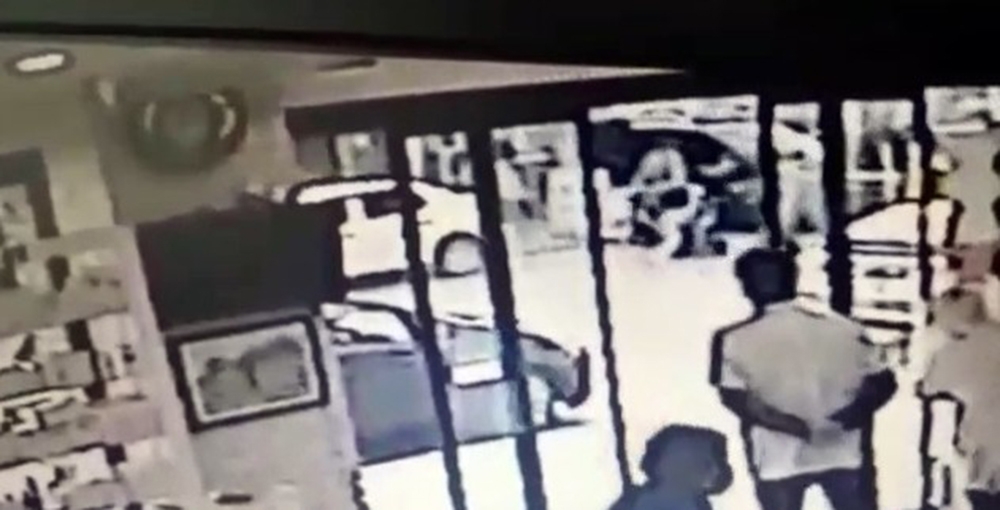 1 kişinin öldüğü silahlı saldırıda dehşet anları güvenlik kamerasında
