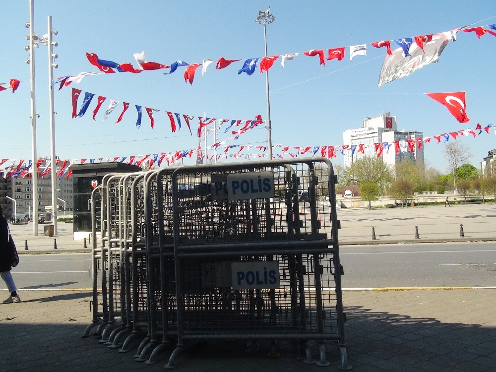 1 Mayıs öncesi Taksim’e bariyerler getirildi