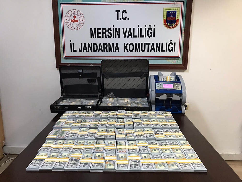 1 milyon 800 bin dolarlık sahte parayı piyasaya süremeden yakalandılar