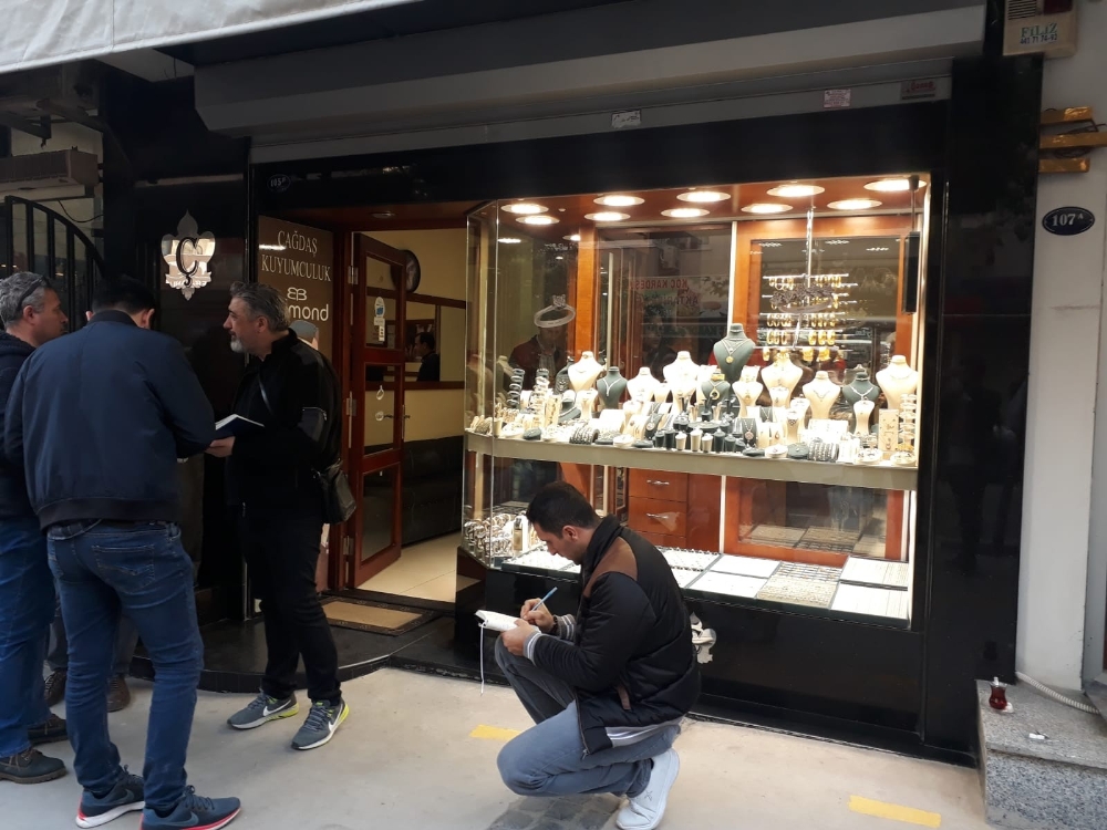 10 bin liralık altın çalan soyguncu kıskıvrak yakalandı