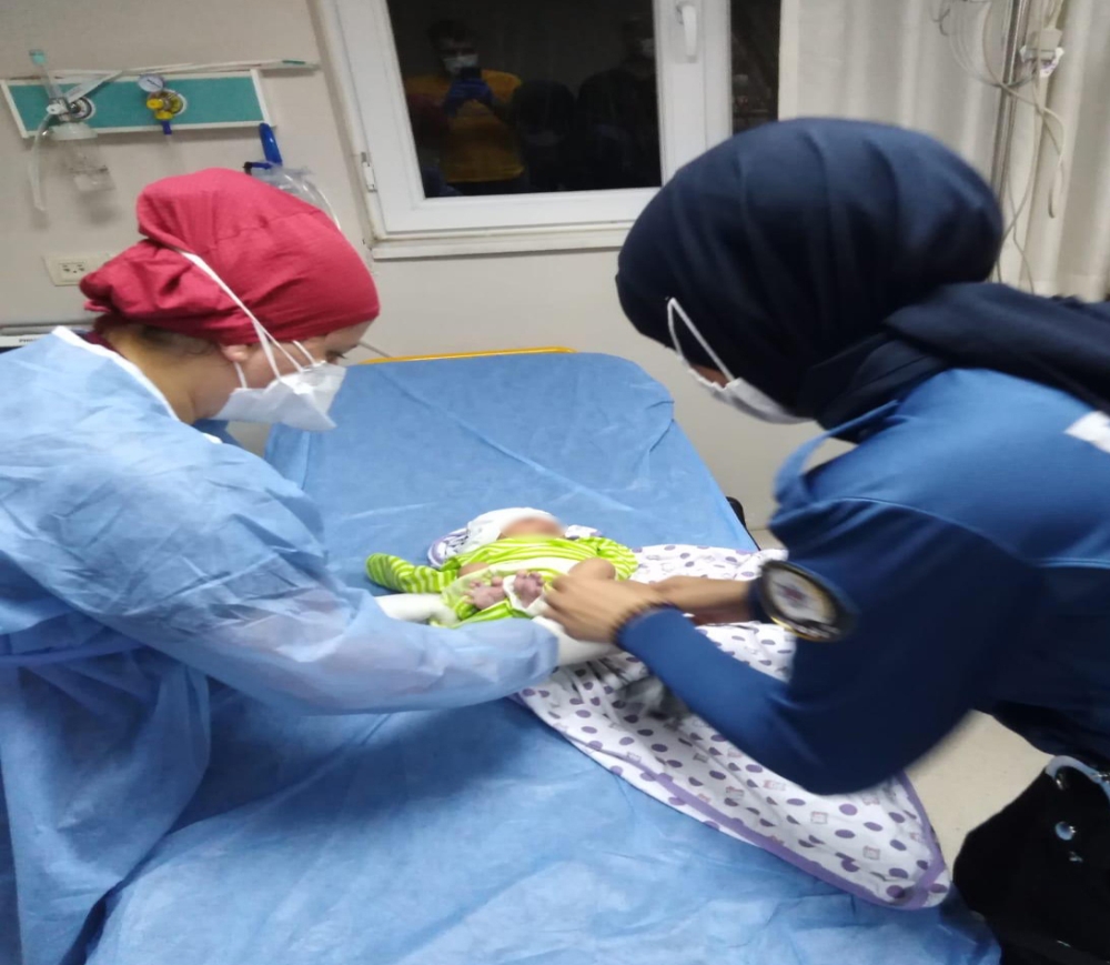 10 günlük bebeği cami avlusuna bıraktılar