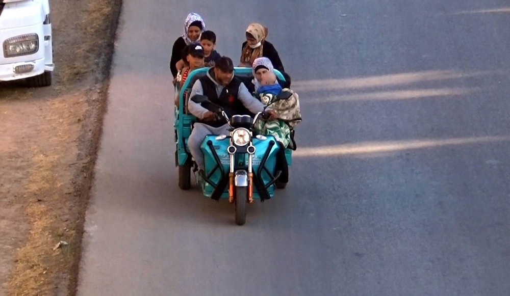 10 kişilik ailesini bir motosiklete bindirdi
