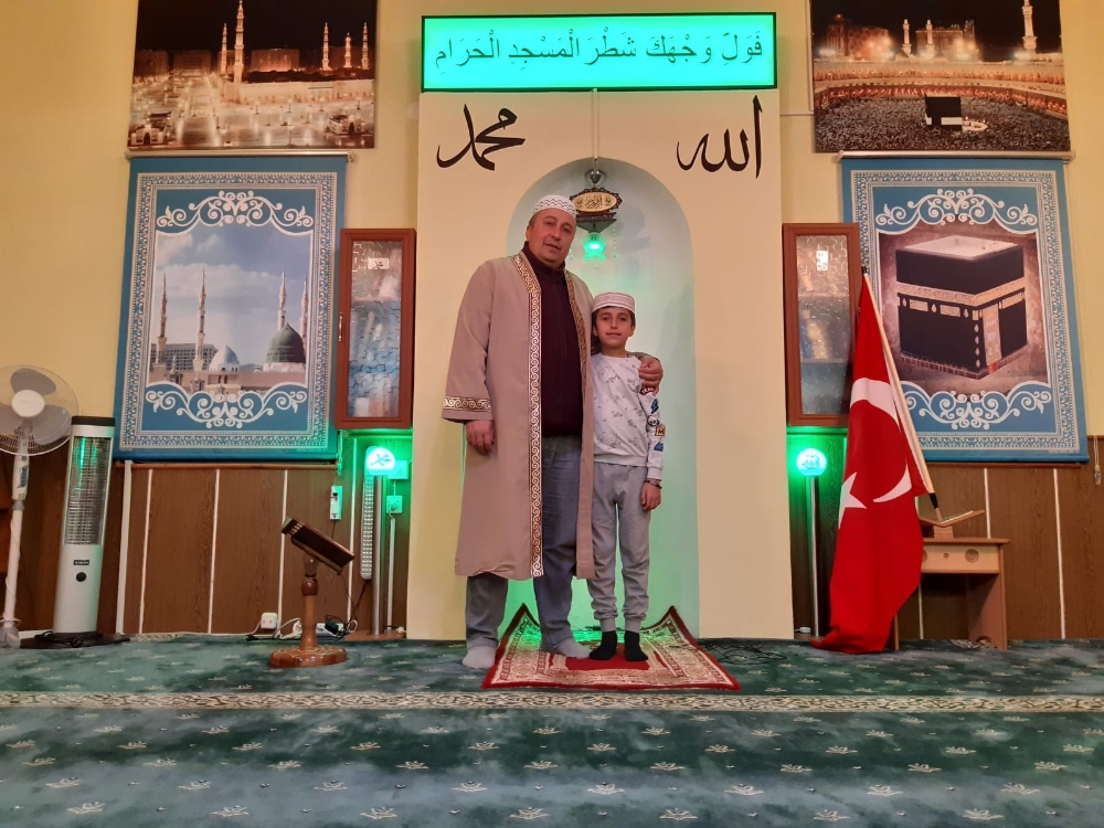 10 yaşındaki Emir sağlık çalışanları ve teyzesi için dua etti