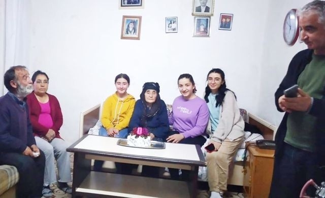 100 yaşına giren Esme nine ilk kez doğum günü kutladı