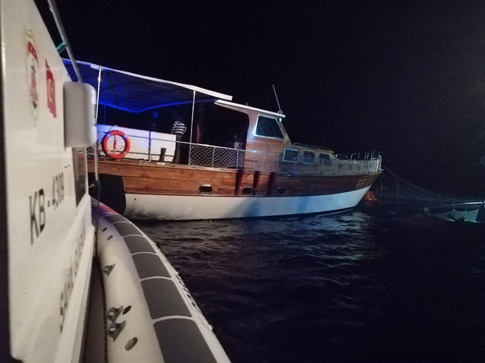 107 göçmenin bulunduğu tekne balık çiftliği kafesine çarptı