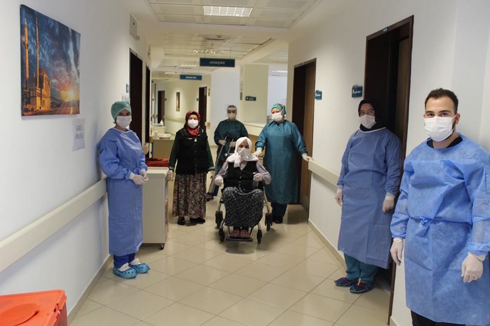 110 yaşında korona virüsü yenen Hamide Nine alkışlarla taburcu edildi
