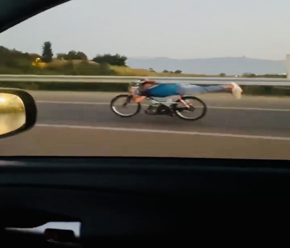 120 kilometre hızla motosikletin üzerine yattı, ölüme meydan okudu