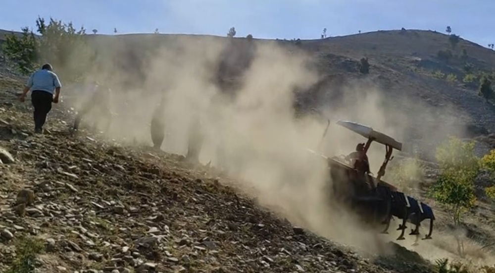 13 kişi traktörü halatla çekerek uçuruma düşmekten kurtardı