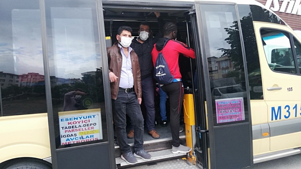 14 kişilik minibüste 30 kişi sosyal mesafesiz yolculuk
