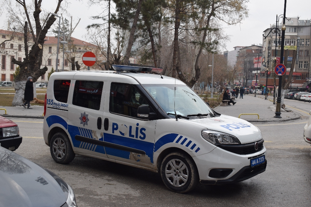 14 yaşındaki kız, babasıyla yaşayan kadını bıçakladı