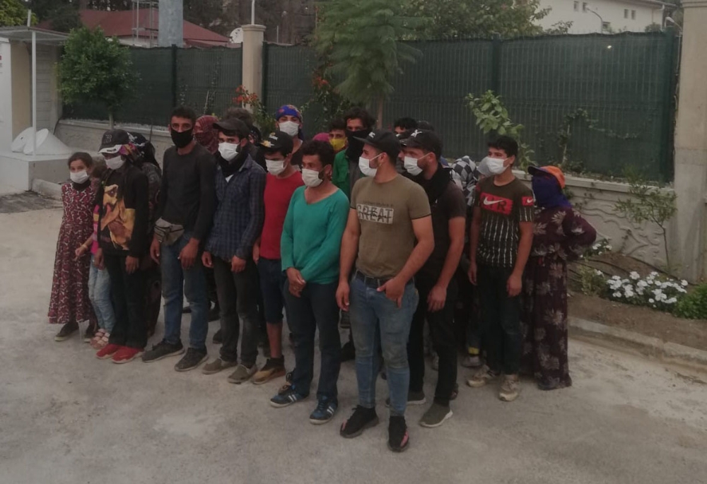 15 kişilik minibüsten 27 kişi çıktı, say say bitmedi