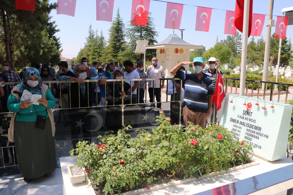 15 Temmuz kahramanı şehit Halisdemir’in kabrinde ziyaretçi yoğunluğu