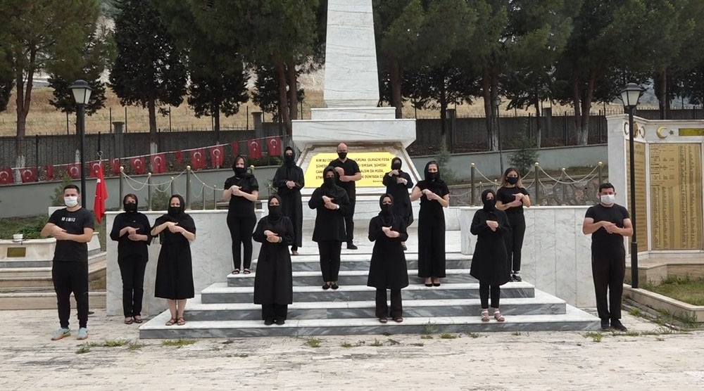 15 Temmuz marşını işaret dili ile seslendirdiler