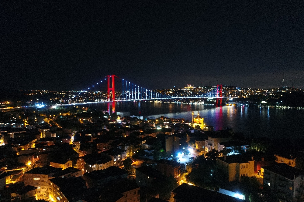 15 Temmuz Şehitler Köprüsü kırmızı beyaza büründü