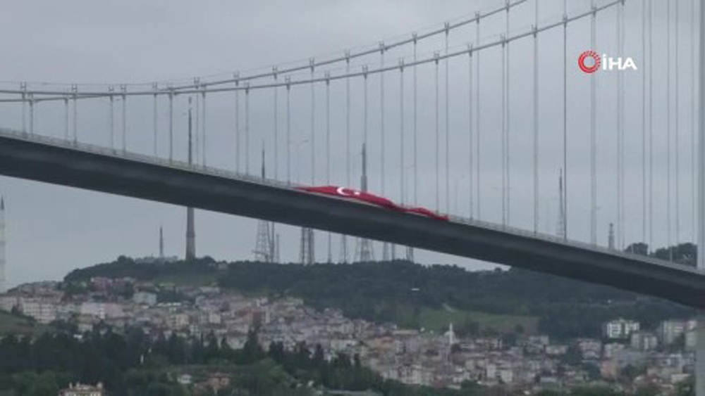 15 Temmuz Şehitler Köprüsü’ne dev Türk bayrakları asıldı