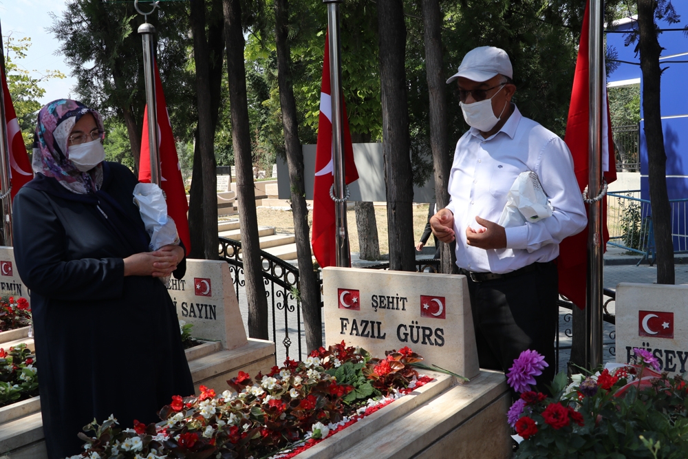 15 Temmuz şehitleri kabirleri başında anıldı