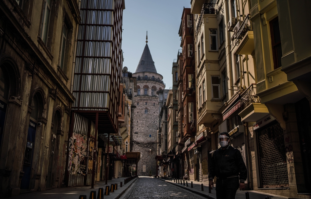 1500 yıllık Galata Kulesi yalnız kaldı