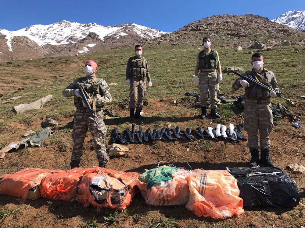 “16 adet yarı otomatik pompalı tüfek ve 2 bin 810 paket kaçak sigara ele geçirildi”