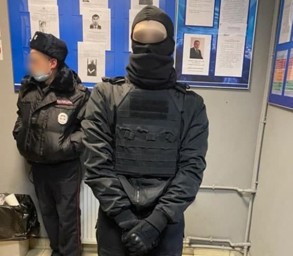 16 yaşında ki bir genç, Navalny protestosunda polislerin arasına sızdı