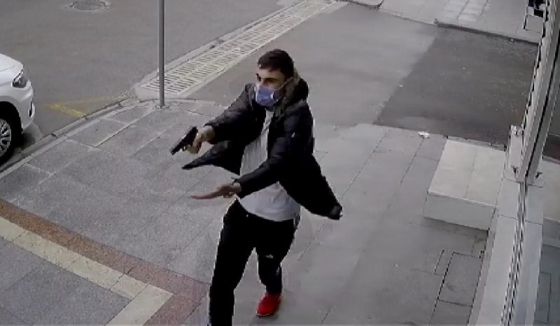 16 yaşındaki genç sokak ortasında iki kişiyi böyle vurdu