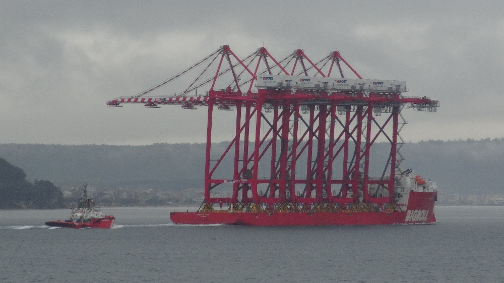 173 metrelik dev vinç gemisi Çanakkale Boğazı’ndan geçti
