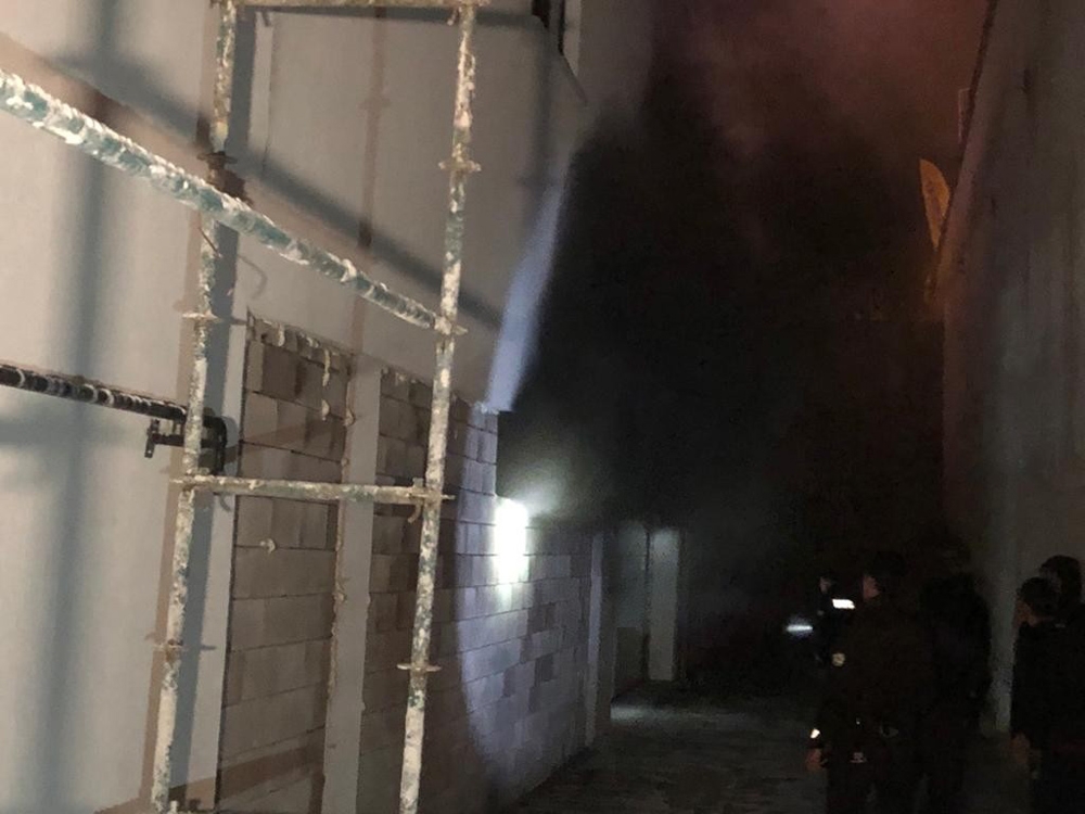 18 Katlı Apartmanın Kapalı Otoparkında 2 Araç Yandı