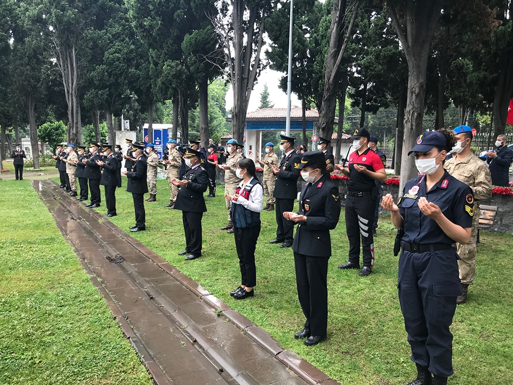 181’nci yıl anısına şehit mezarlarına güller bırakıldı