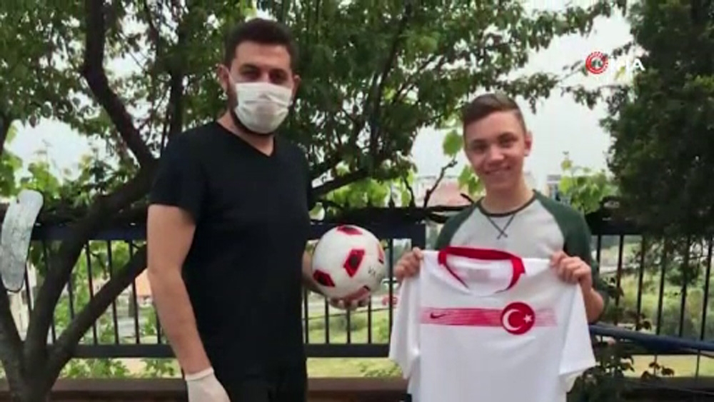 19 Mayıs doğumlu gençlere, Cumhurbaşkanı Erdoğan’dan Milli Takım forması hediye edildi
