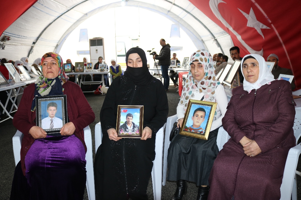 2 aile daha evlat nöbetine katıldı