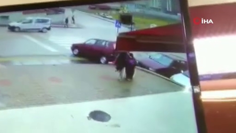 2 Arkadaş Otomobilin Altından Kalmaktan Son Anda Kurtuldu