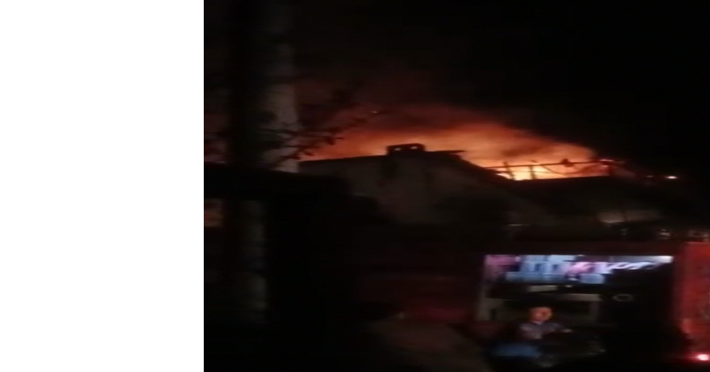 2 katlı binanın çatısı alev alev yandı