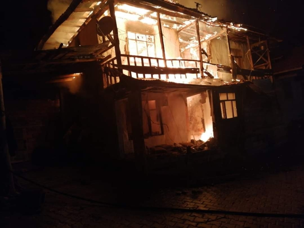 2 katlı ev yangında kül oldu