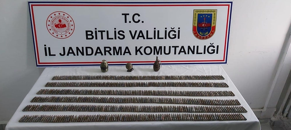 2 sığınak içerisinde 3 el bombası ile çok sayıda kaleşnikof fişeği ele geçirildi