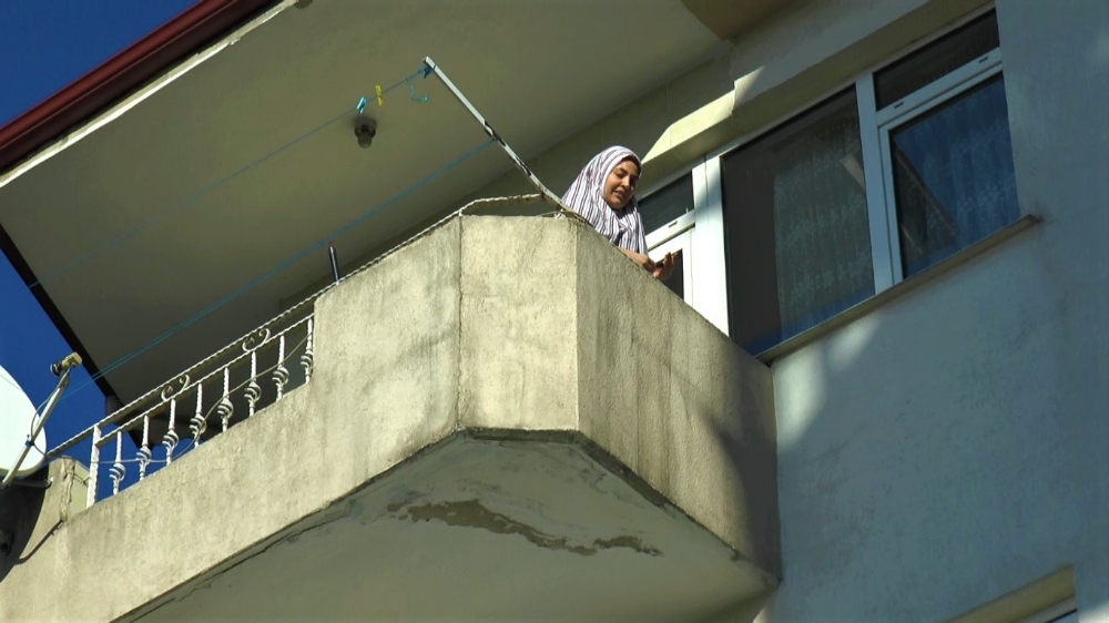 2 yaşındaki çocuk annesini balkonda mahsur bıraktı