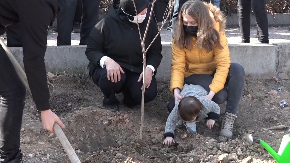 2 yaşındaki Hızır Efe babasının öldürdüğü annesi adına dikilen ağaca toprak atması yürekleri dağladı