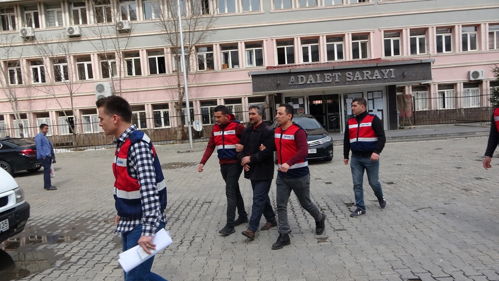 20 yıldır aranan şahıs evinin gizli bölmesinde yakalandı