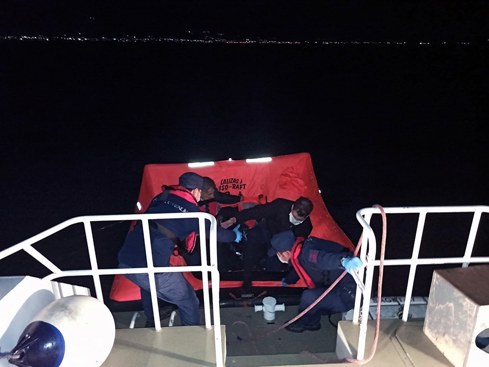 21 düzensiz göçmen kurtarıldı
