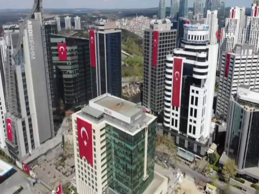 23 Nisan Çocuk Bayramı’nda gökdelenler Türk bayraklarıyla donatıldı